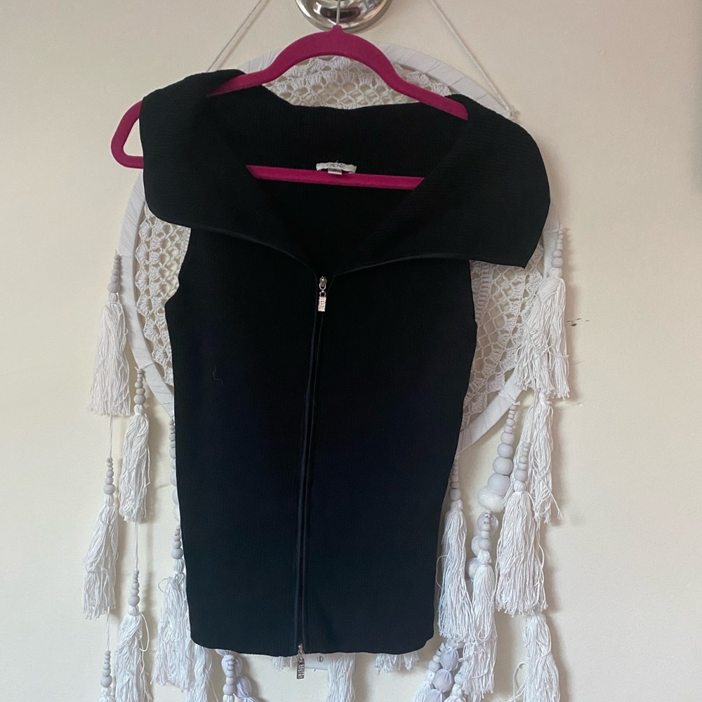 Cache sleeveless top
